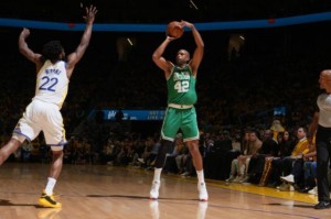 网页版登录入口-家有一老如有一宝！总决赛老处男霍福德决定G1胜负